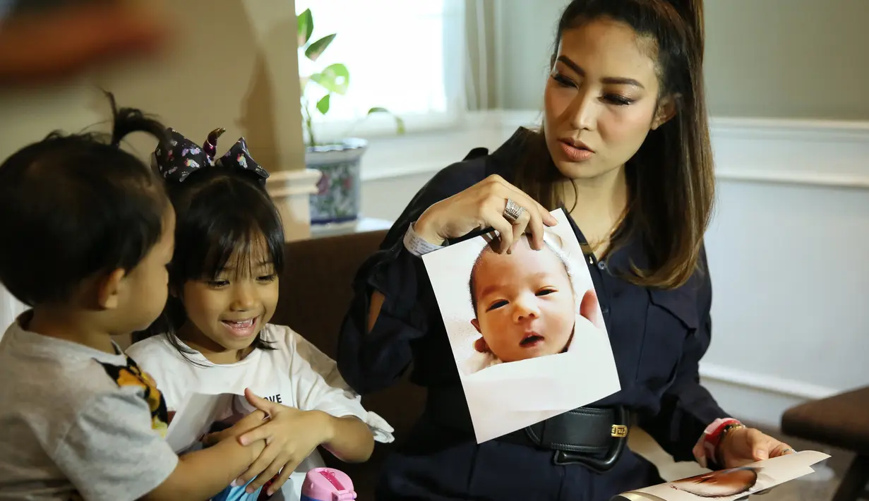 Ayu Dewi preskon lahiran anak ketiga. (Adrian Putra/Fimela.com)