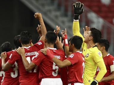 Timnas Indonesia memang takluk 0-4 di leg pertama Final Piala AFF 2020 dari Thailand. Namun, berhentilah meratapi kekalahan tersebut karena masih ada leg kedua. Kita patut bangga, 3 pemain Garuda dinominasikan sebagai pemain muda terbaik. Berikut daftar lengkapnya. (AP/Suhaimi Abdullah)