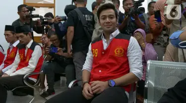 Pemain sinetron Kriss Hatta bersiap menjalani sidang perdana kasus dugaan penganiayaan di PN Jakarta Selatan, Rabu (9/10/2019). Kriss Hatta diduga melakukan penganiayaan terhadap pemain FTV bernama Anthony Hillenaar. (Liputan6.com/Herman Zakharia)