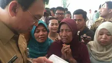 Mata Siti Haroh berkaca-kaca mengadu ke Ahok tidak mendapat jatah Rusun Rawa Bebek, Cakung, Jakarta Timur. Padahal, dia adalah salah satu warga Bukit Duri yang digusur Pemerintah Provinsi DKI.