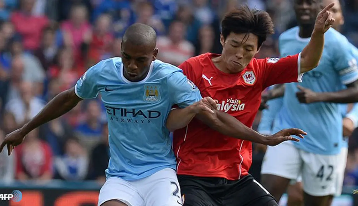 Duel Fernandinho dan Kim Bo-Kyung pada pertandingan Liga Inggris antara Cardiff City melawan Manchester City di Stadion Cardiff City, Cardiff Minggu 25 Agustus 2013. (AFP/Andrew Yates)