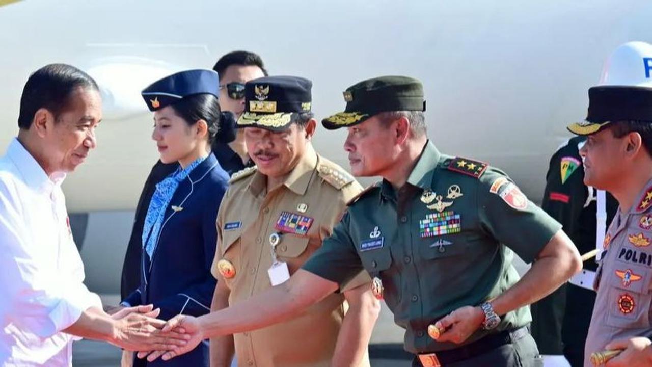 Pangdam IV/Diponegoro Mayjen TNI Widi Prasetijono pun tampak menyambut kedatangan sang Presiden RI.<br>