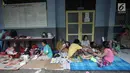 Warga beristirahat di Gedung SMP Negeri 26, Jalan Kebon Pala, Kampung Melayu, Jatinegara, Jakarta Timur, Selasa (6/2). Sebanyak 42 KK mengungsi di tempat tersebut akibat rumahnya terendam banjir. (Liputan6.com/Arya Manggala)