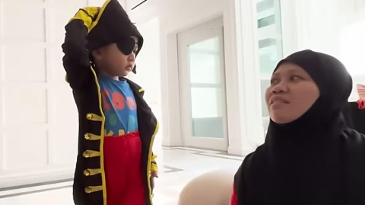 Potret Rayyanza Antusias Unboxing dan Coba Kostum Halloween, Gemas Banget Jadi Drakula Hingga Bajak Laut