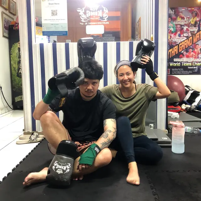 Bareng Sherina, Ini 6 Potret Derby Romero Latihan Muay Thai