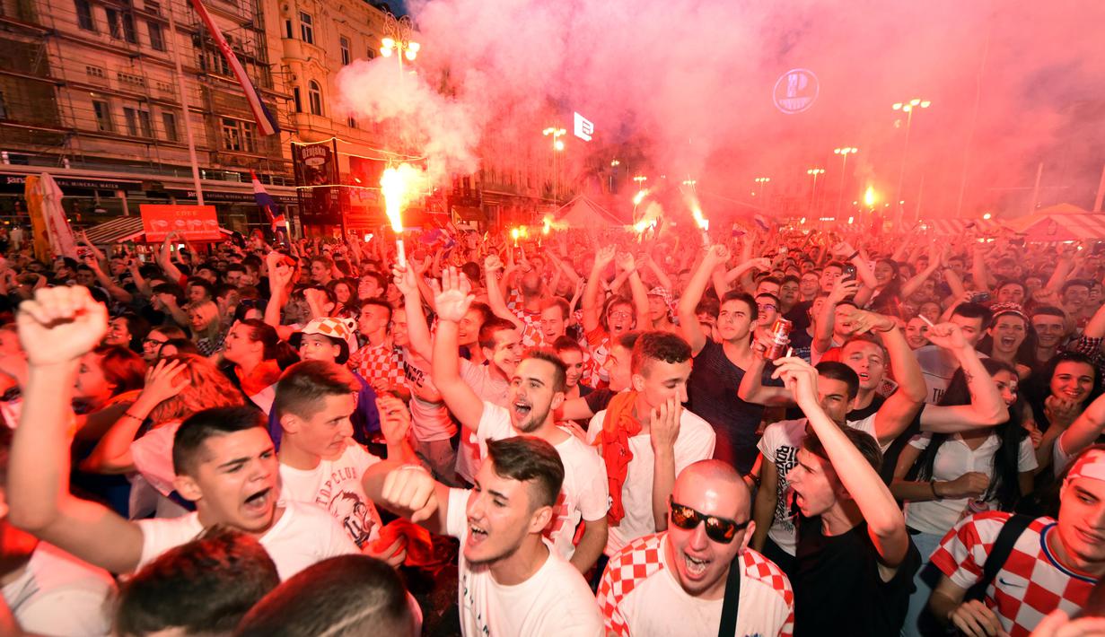 Pesta fans Kroasia setelah timnya mengalahkan Argentina pada laga grup D Piala Dunia 2018 di capital main square, Zagreb, (21/6/2018).  Kroasia menang 3-0 atas Argentina. (AFP/STR)