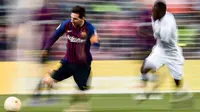 Striker Barcelona, Lionel Messi, menggiring bola saat melawan Getafe pada laga La Liga di Stadion Camp Nou, Minggu (12/5). Barcelona menang 2-0 atas Getafe. (AFP/Josep Lago)