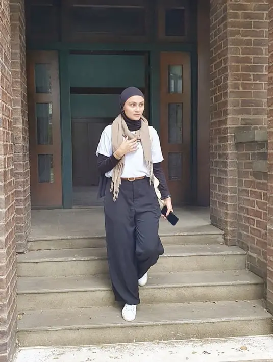Gaya fashion dengan layer alias bertumpuk juga bisa jadi favorit. Paduan kaos oversized bisa jadi opsi menjanjikan untuk tampilan penuh gaya. [Foto: Instagram/ Zeezeeshahab]