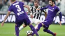 Aksi pemain Juventus, Gonzalo Higuain melewati adangan pemain Fiorentina pada lanjutan Serie A di Allianz Stadium, Turin, (20/9/2017). Juventus menang 1-0. (Alessandro Di Marco/ANSA via AP)