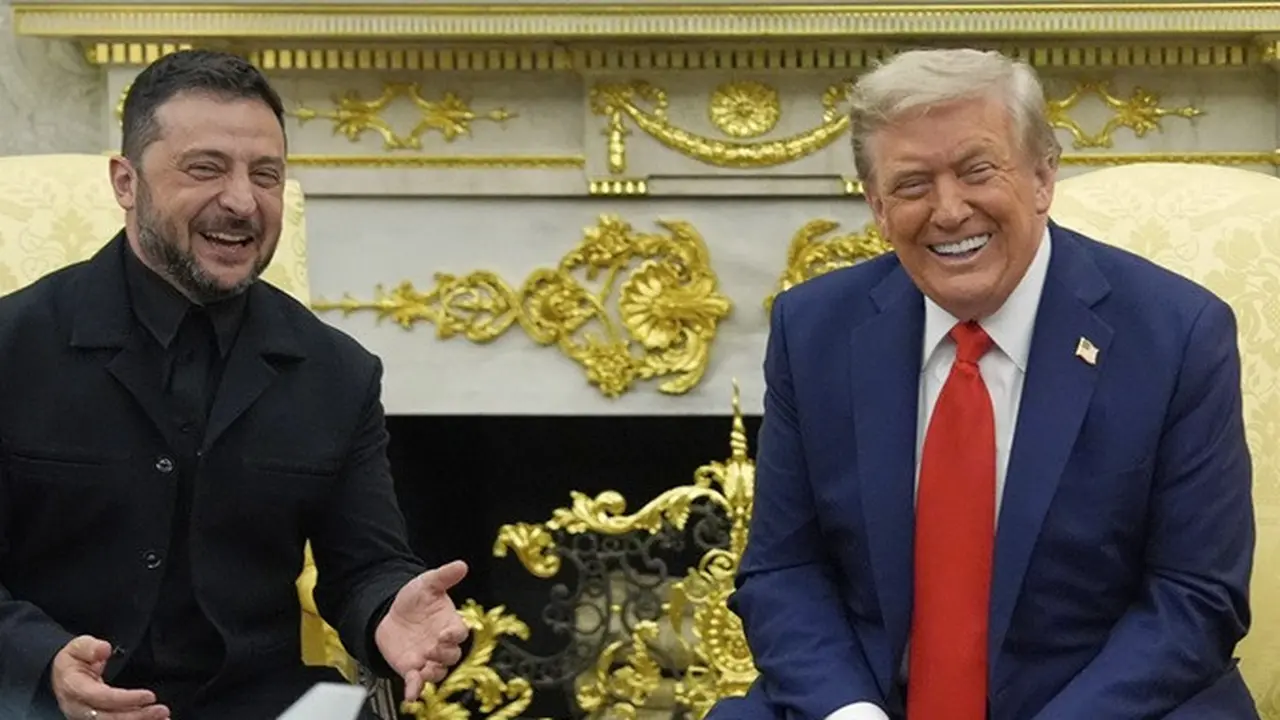 Presiden Amerika Serikat Donald Trump dan Presiden Ukraina Volodymyr Zelenskyy dalam pertemuan di Gedung Putih, Senin (18/8/2025).
