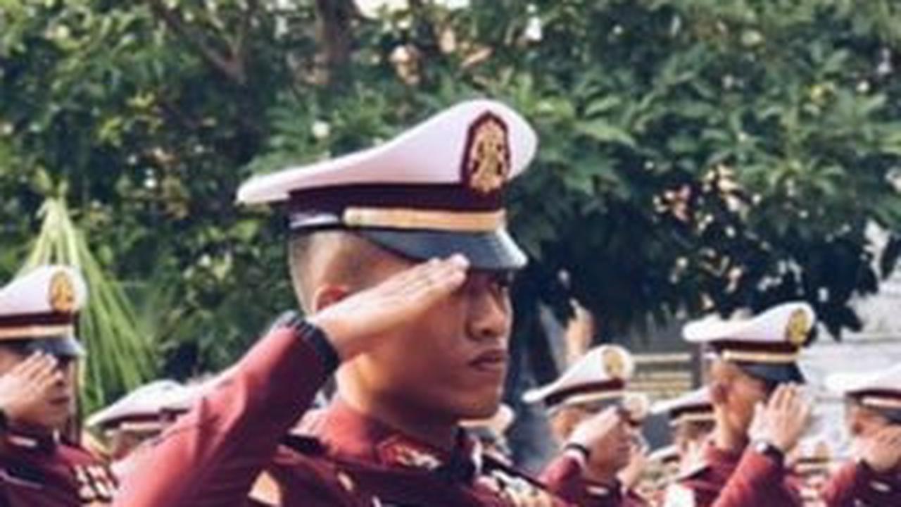 Ipda Irfan Urane Azis kembali mencuri perhatian publik. Setelah penampilannya saat wisuda, kini Urane tampil di hadapan publik dengan penampilan berbeda. <br>