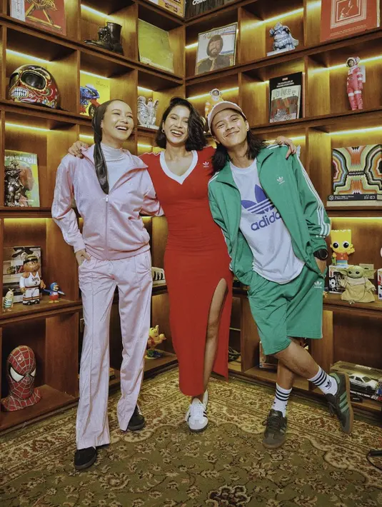 Pilihan high slit dress juga menambah gaya memesona pada penampilan Aghniny Haque. Ia membiarkan rambutnya terurai lepas untuk hadirkan kesan fresh dan chic yang tak pernah gagal.  [Foto: Instagram/ Aghniny Haque]