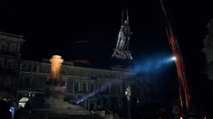 Para pekerja memindahkan monumen untuk Catherine II yang juga dikenal sebagai "Monumen Pendiri Odesa" di Odesa, Ukraina, 29 Desember 2022. Keputusan untuk membongkar monumen yang terdiri dari patung Permaisuri Rusia Catherine II dan rekannya dibuat baru-baru ini oleh penduduk Odesa melalui pemungutan suara elektronik. (AP Photo/LIBKOS)