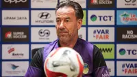Pelatih PSIM Yogyakarta, Jean-Paul van Gastel. (Bola.com/Abdul Aziz)