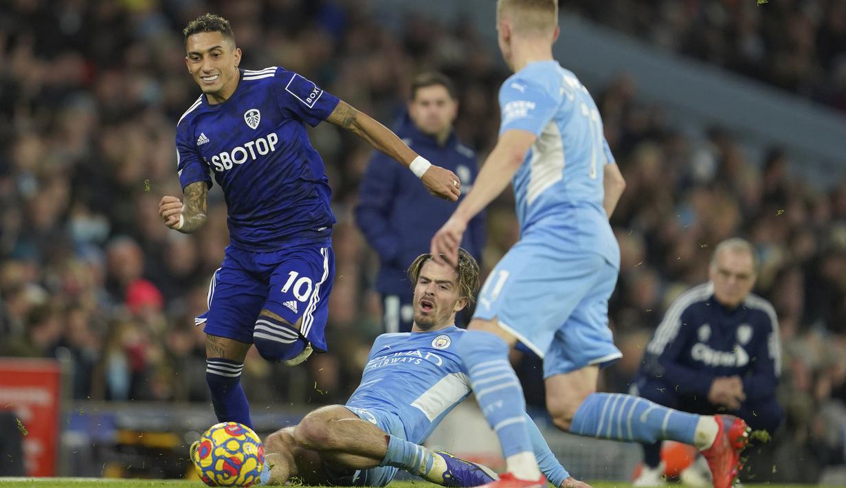 Tertinggal 0-3, Raphinha dan kawan-kawan belum juga mampu untuk menekan balik Manchester City hingga babak pertama usai. (AP/Jon Super)