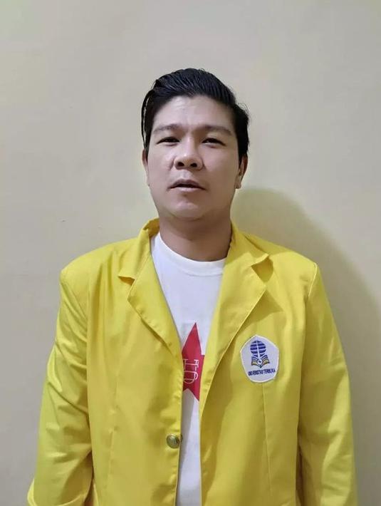 Andika terlihat begitu bangga dengan jas almamater barunya, yakni Universitas Terbuka Lampung.(instagram.com/babang_andikamahesa)
