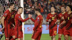 Gelandang Belgia, Thorgan Hazard (ketiga kiri) berselebrasi dengan rekan setimnya setelah mencetak gol ke gawang Estonia pada pertandingan grup E kualifikasi Piala Dunia 2022 di stadion King Baudouin di Brussels, Minggu (14/11/2021). Belgia menang atas Estonia 3-1. (AP Photo/Olivier Mattys)