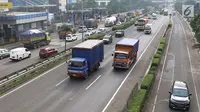 Truk melintas di ruas Jalan Tol Lingkar Luar Jakarta, Jumat (25/5). Guna mengantisipasi kemacetan saat Asian Games, pemerintah akan segera menguji coba pembatasan truk pada Juni 2018 mendatang. (Liputan6.com/Immanuel Antonius)