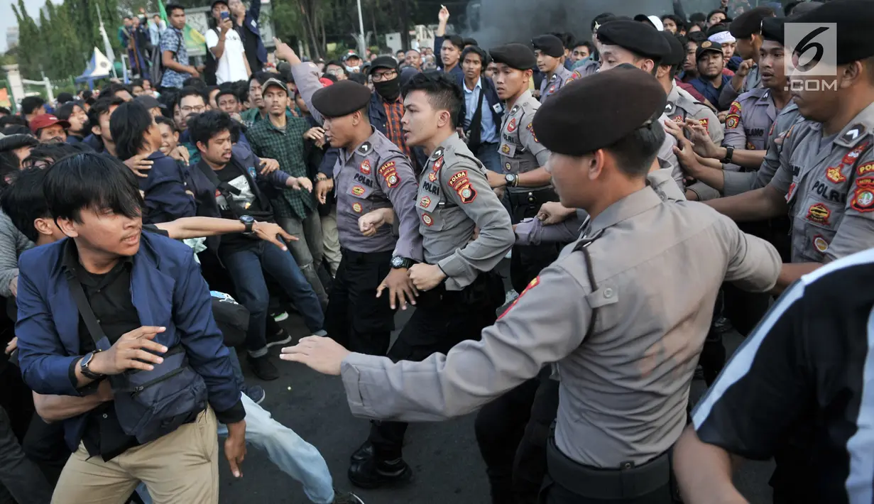 Mahasiswa gabungan se-Jabodetabek saling dorong dengan pihak kepolisian saat aksi unjuk rasa di depan Istana Merdeka, Jakarta, Selasa (16/7/2019). Mereka mengecam pemerintah Jokowi atas hutang negara yang melonjak, politik dagang sapi dan krisis penegakan HAM. (merdeka.com/Iqbal S. Nugroho)