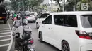 Kondisi arus lalu lintas imbas adanya demo di kawasan Jalan MH Thamrin, Jakarta, Jumat (4/11/2022). Pengalihan arus lalu lintas dilakukan mulai pukul 10.00 WIB sampai selesai, sementara masyarakat pengguna jalan diimbau mencari jalan alternatif. (Liputan6.com/Faizal Fanani)