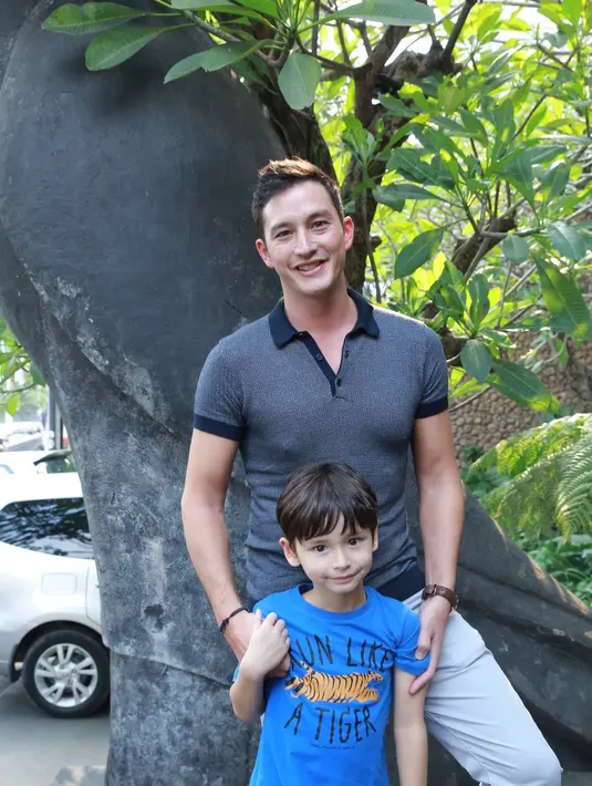 Setelah resmi cerai dengan Tamara Bleszynski pada 2012 lalu, Mike Lewis masih menjaga hubungannya hingga kini. Keduanya kompak mendidik anak hasil pernikahannya. (Galih W. Satria/Bintang.com)