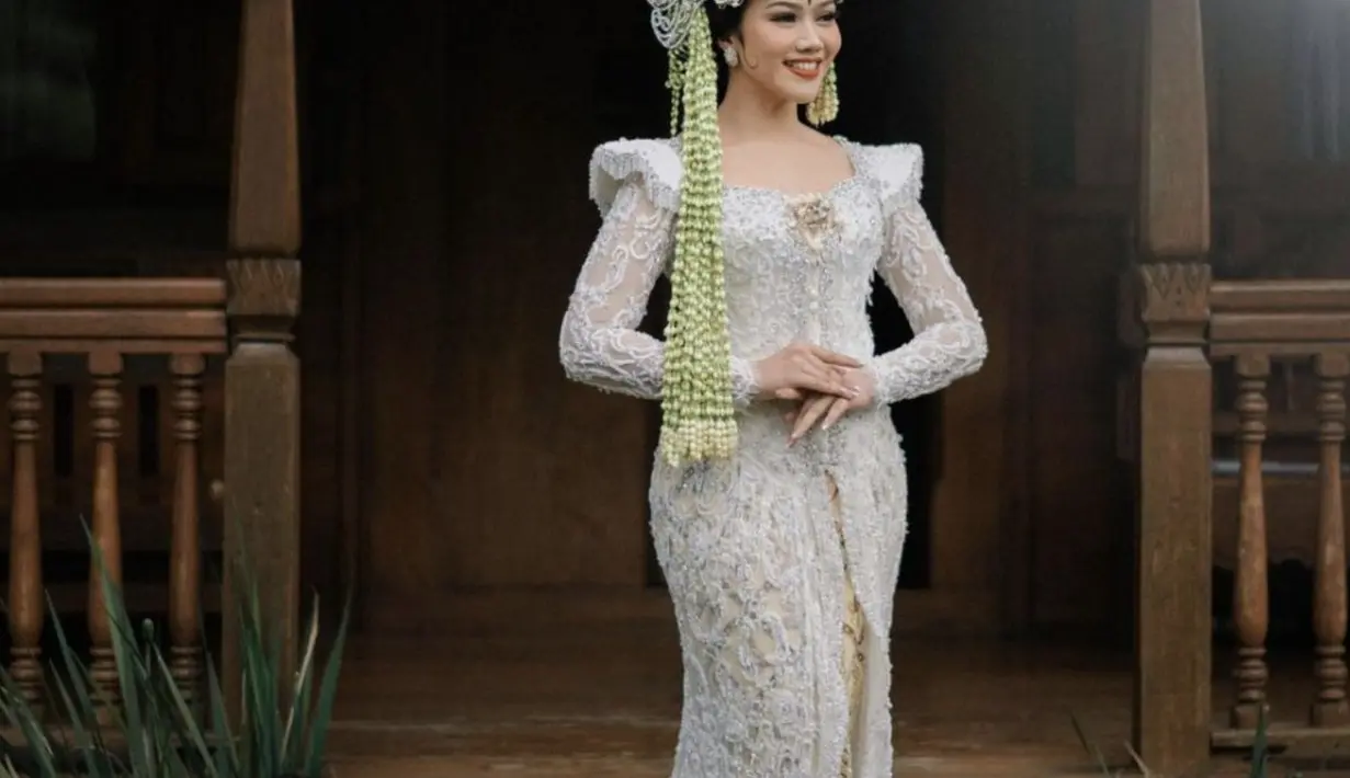 Gaya ningrat Yura Yunita begitu memukau dengan kebaya panjang disertai aksen statement pada bagian bahu. [Foto: Instagram/ Yura Yunita]