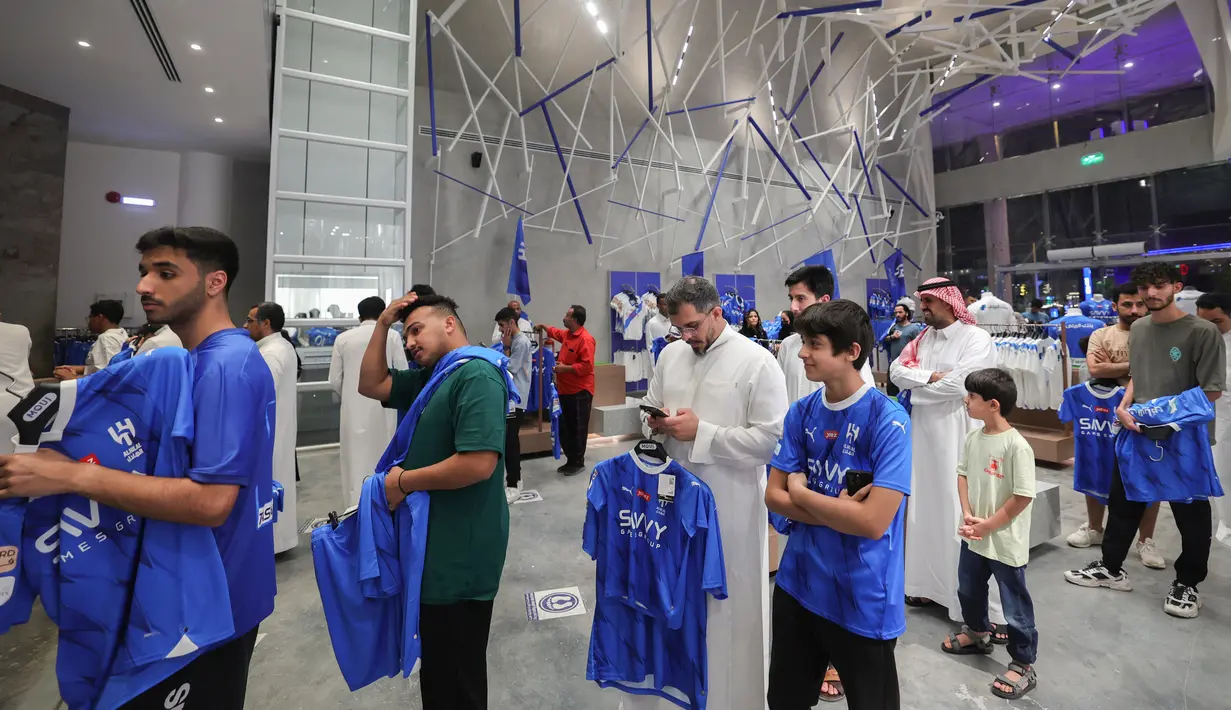 Para fans Al Hilal berbondong-bondong mengunjungi toko resmi pernak-pernik klub Al Hilal di Riyadh untuk berburu jersey bernomor punggung 10 bertuliskan "Neymar". (Photo by Fayez Nureldine / AFP)