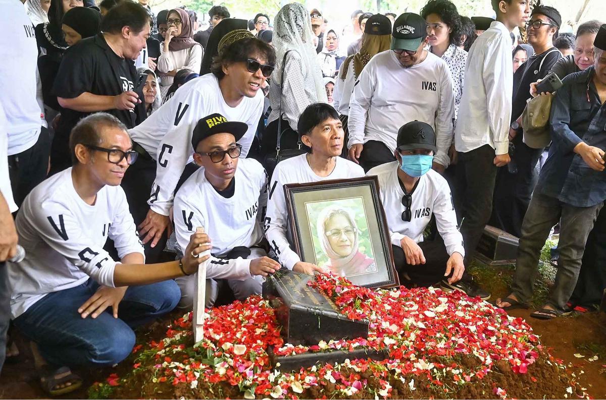 Foto: Tangis Haru Pemakaman Bunda Iffet