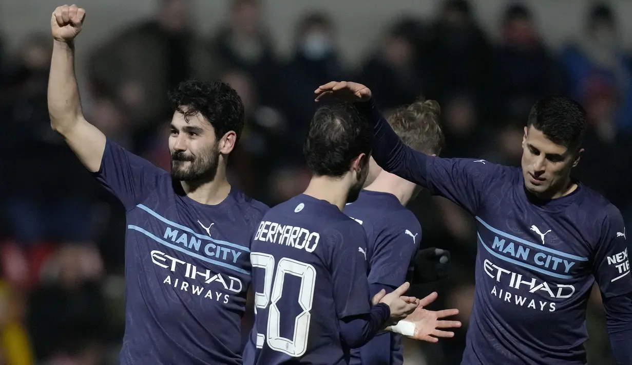 Manchester City mampu menambah keunggulan di awal babak kedua, tepatnya pada menit ke-59. Tendangan bebas yang dieksekusi oleh Ilkay Gundongan mampu menjebol gawang Lewis Ward. (AP/Kirsty Wigglesworth)