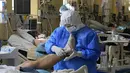 Pekerja medis membalut kaki pasien di ICU untuk pasien COVID-19 di Rumah Sakit Umum di La Paz, Rabu (23/6/2021). Menurut otoritas kesehatan, Bolivia mengalami gelombang ketiga pandemi COVID-19 dengan total kasus positif corona mencapai 424 ribu orang dan 16.243 kematian. (AP Photo/Juan Karita)