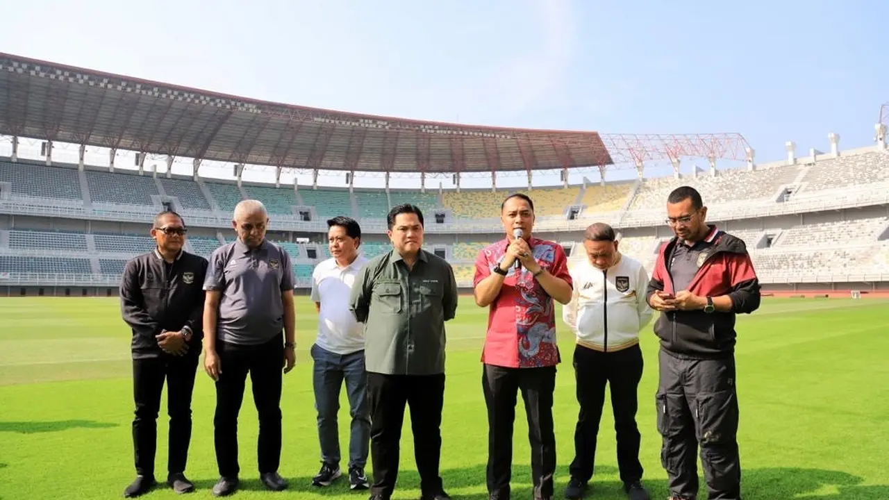 Erick Thohir saat meninjau stadion GBT Surabaya. (Istimewa)