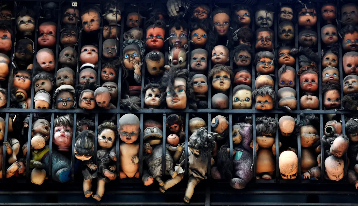 Sejumlah boneka seram dan menakutkan dipajang di balkon rumah seorang kolektor bernama, Etanis Gonzalez, di Caracas, Venezuela, 16 Juli 2016. (REUTERS/Carlos JASSO)