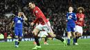 Striker Manchester United, Zlatan Ibrahimovic, merayakan gol yang dicetaknya ke gawang Everton pada laga Premier League di Stadion Old Trafford, Inggris, Selasa (4/4/2017). Kedua klub bermain imbang 1-1. (AFP/Oli Scarff)