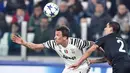 Pemain Juventus, Sami Khedira (kiri) berduel dengan pemain Porto, Maxi Pereira pada Babak 16 Besar Liga Champions di Juventus Stadium, (14/3/2017). Juventus menang 1-0. ((Alessandro Di Marco/ANSA via AP)