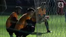 Penjaga gawang Timnas Indonesia U-22, Nadeo Argawinata (tengah) saat latihan di Lapangan D, Kompleks Gelora Bung Karno, Senayan, Jakarta, Selasa (2/3/2021). Latihan ini persiapan untuk dua ajang uji coba melawan tim Liga 1 Indonesia dan SEA Games 2021 di Vietnam. (Liputan6.com/Helmi Fithriansyah)