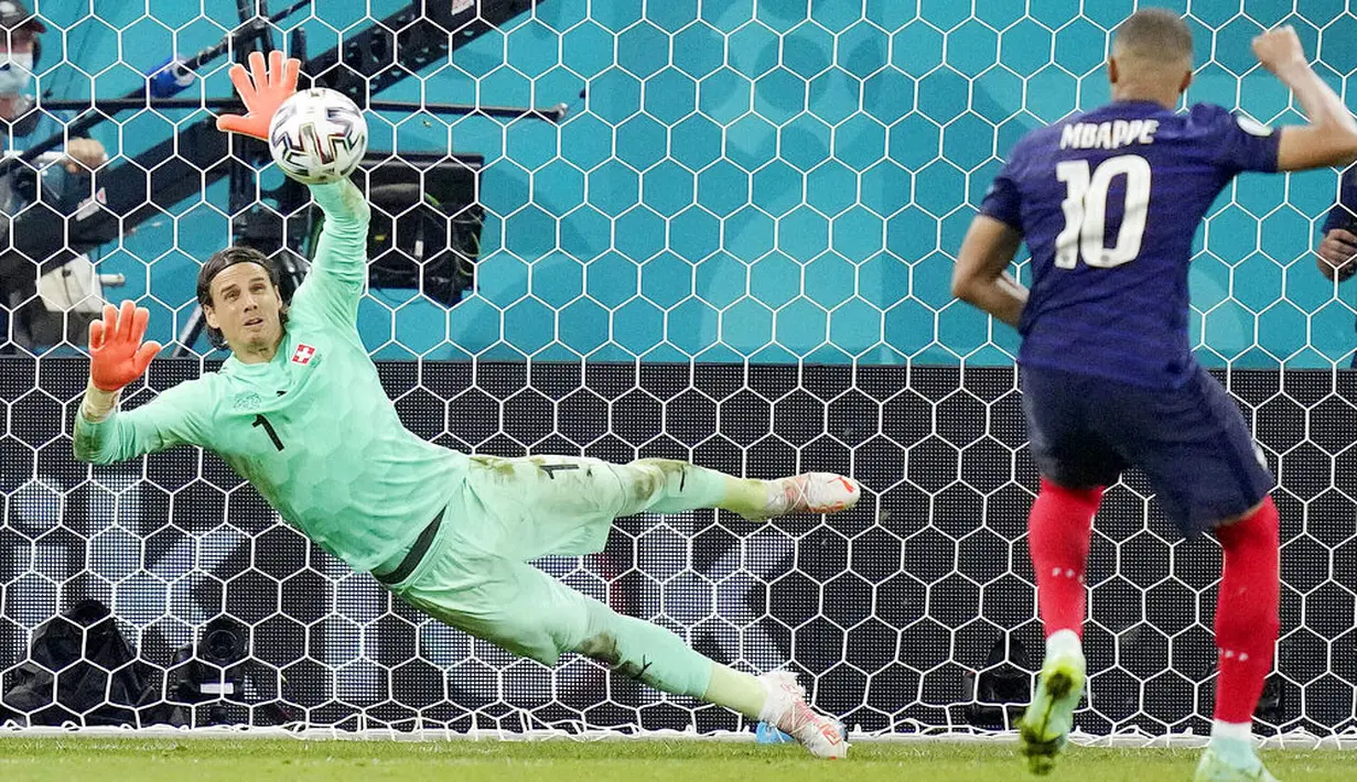 Kiper Yann Sommer sukses menjadi penentu kemenangan Swiss atas Prancis di babak 16 besar Euro 2020. (AP Photo/Vadim Ghirda, Pool)