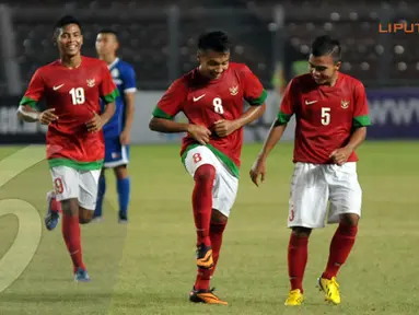 M Hargianto bergoyang Gangnam Style usai mencetak Gol (Liputan6.com/ Helmi Fithriansyah)