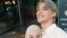 Terbiasa tampil dengan rambut hitam, kali ini Rey memilih untuk mengubah warna rambutnya menjadi pirang. Unggahan ini dengan cepat menjadi sorotan, membuat banyak netizen terpesona dengan perubahan warna rambut yang baru dari Rey.  (Liputan6.com/IG/@reymbayang)