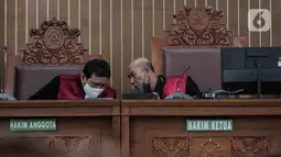 Majelis Hakim berdiskusi saat memimpin sidang permohonan peninjauan kembali (PK) yang diajukan buronan kasus korupsi pengalihan hak tagih (cessie) Bank Bali, Djoko Tjandra di PN Jakarta Selatan, Senin (6/7/2020). Sidang ditunda karena Djoko Tjandra dikabarkan sakit. (Liputan6.com/Johan Tallo)