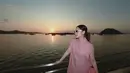 Gaya riasannya itu serasi dengan pakaian serba pinknya. Di momen itu, Nagita mengenakan dress panjang sleeveless warna pink berkerah dan berkancing depan. Serta mengenakan kacamata hitam bingkai putih pink dari Loewe.  [@raffinagita1717].
