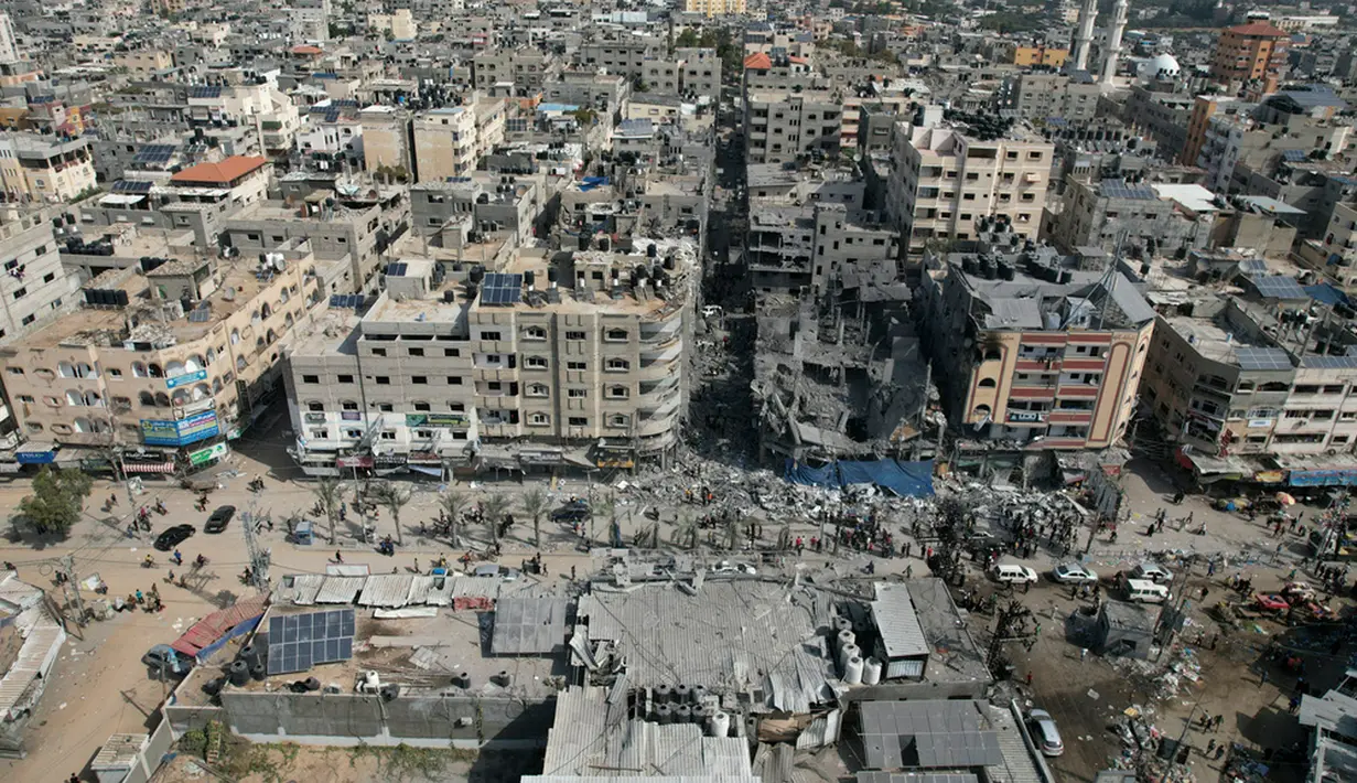 Warga mencari korban selamat pascabombardir Israel di Deir Al-Balah, Jalur Gaza, Palestina, Minggu (22/10/2023). (AP Photo/Hatem Moussa)