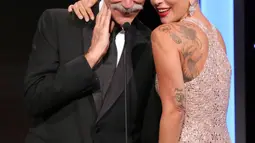Lady Gaga dan Sam Elliot berbicara di atas panggung selama acara American Cinematheque Award ke-32 untuk menghormati Bradley Cooper di Beverly Hills, California, AS (29/11). (AP Photo/Willy Sanjuan)