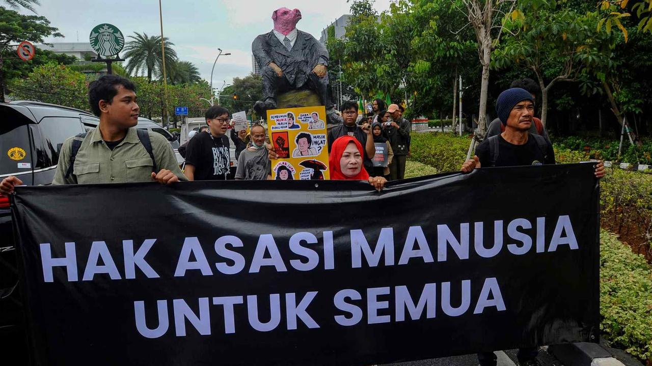 FOTO: Hari HAM Sedunia, Massa Berbagai Elemen Long March ke Kantor Komnas HAM