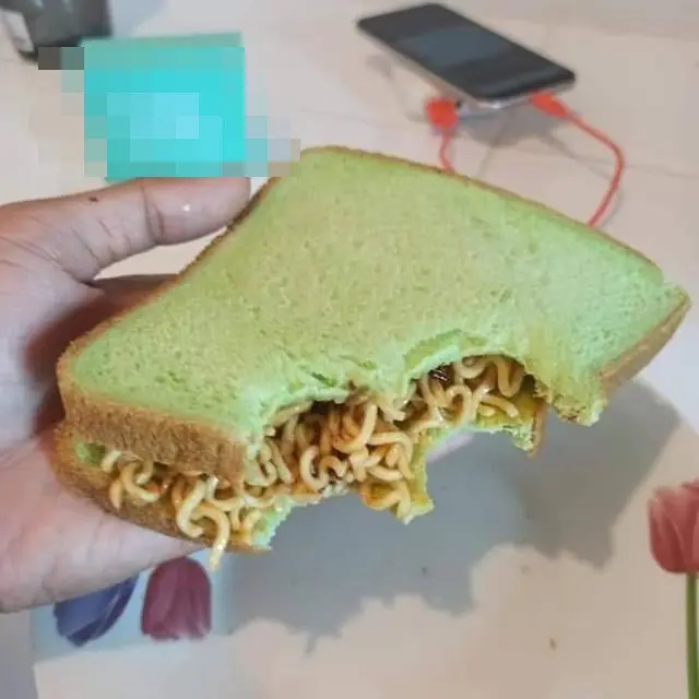 6 Potret Nyeleneh Makan Mi Pakai Roti Tawar, Banyak yang Sebut Enak