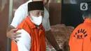 Abdul Gani digiring menuju ruang konferensi pers dengan mengenakan rompi oranye. (Liputan6.com/Herman Zakharia)