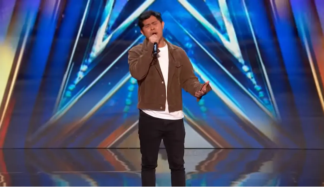 <p>Setelah Putri Ariani, Cakra Khan juga berhasil lolos untuk mengikuti babak selanjutnya dalam ajang pencarian bakat tersebut. Dalam acara tersebut, Cakra Khan membawakan lagu Make It Rain. Saat membawakan lagu, salah satu juri mengangkat tangannya menghentikan Cakra Khan nyanyi. [Youtube/America's Got Talent]</p>