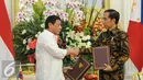 Presiden Joko Widodo (kanan) Presiden Filipina Rodrigo Duterte bersalaman usai menandatangani MoU kedua negara di Istana Merdeka, Jakarta, Jumat (9/9). (Liputan6.com/Faizal Fanani) 