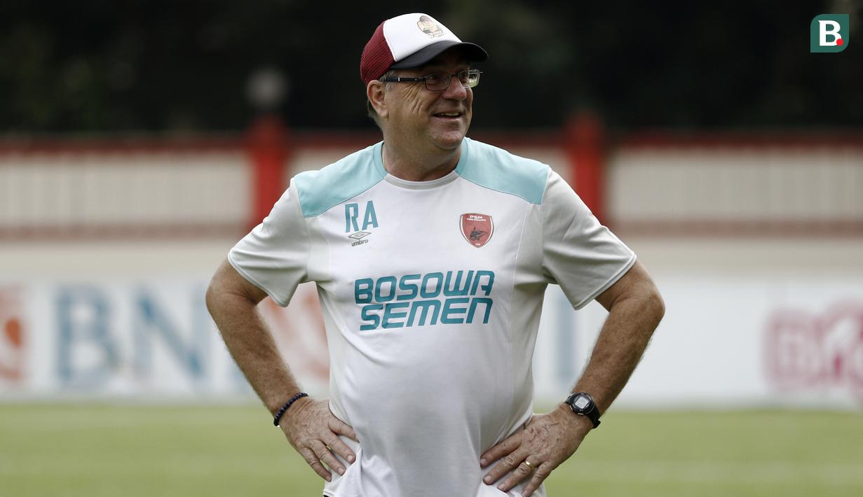 Pelatih PSM Makassar, Rene Alberts, mengamati para pemainnya saat latihan di Stadion PTIK, Jakarta, Minggu (2/12). Latihan ini persiapan jelang laga Liga 1 melawan Bhayangkara FC. (Bola.com/Yoppy Renato)