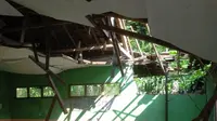 Siswa SDN Ciganas Sukabumi Terpaksa Ujian di Musalah Usai Atap Kelas Roboh Total