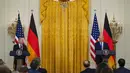 Presiden AS Joe Biden (kanan) berbicara pada konferensi pers bersama Kanselir Jerman Olaf Scholz di Ruang Timur Gedung Putih, Washington, AS, 7 Februari 2022. AS dan Jerman menjalin kerja sama untuk mencegah agresi Rusia di Eropa serta tantangan yang ditimbulkan oleh China. (AP Photo/Alex Brandon)